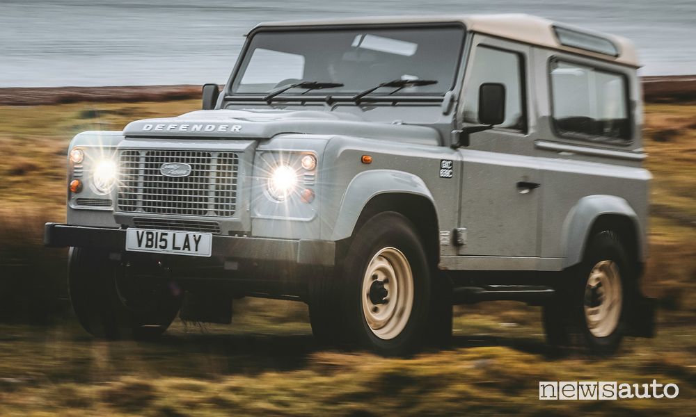 Land Rover Defender Works V8 Islay Edition in movimento