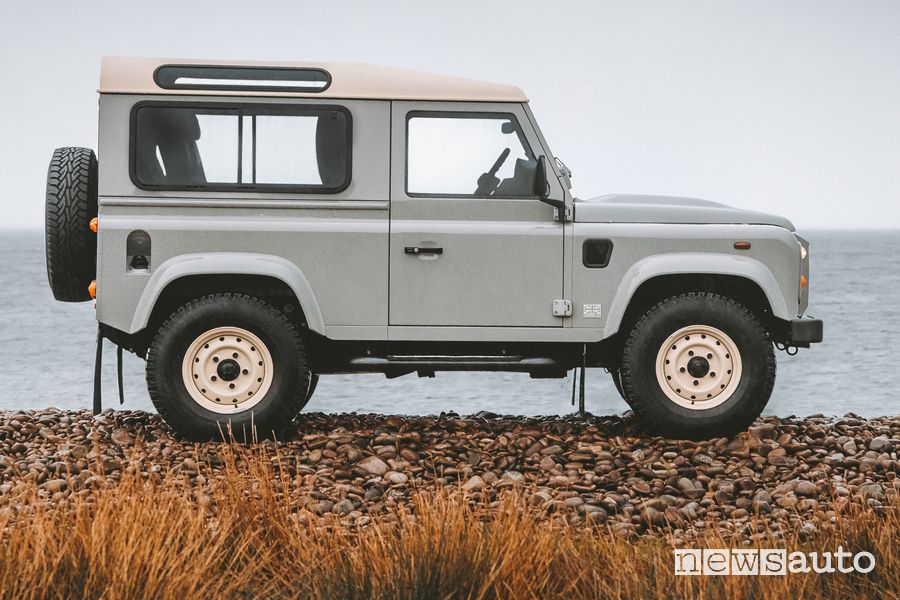 Land Rover Defender Works V8 Islay Edition laterale