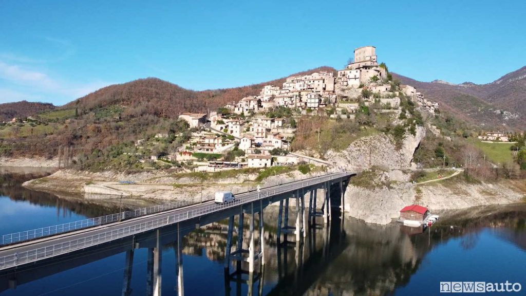 Castel di Tora, ponte sul lago, test su strada furgone elettrico Maxus eDeliver 9