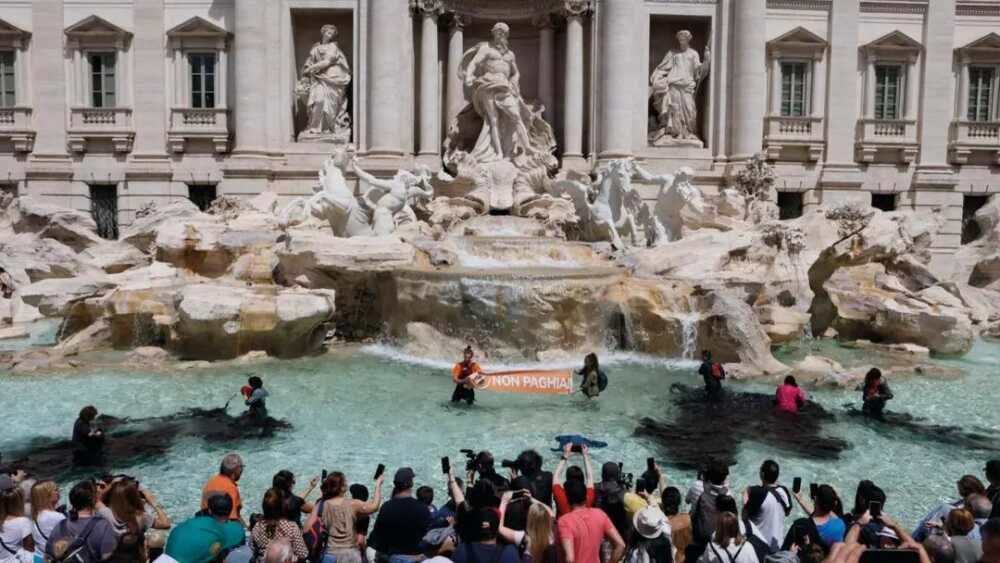 eco-vandali ultima generazione a Roma sulla fontana di Trevi imbrattata