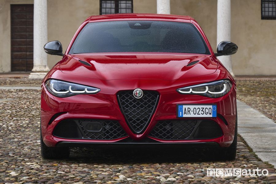 Alfa Romeo Giulia Quadrifoglio 2023 frontale