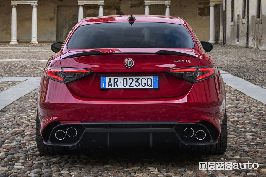 Alfa Romeo Giulia Quadrifoglio 2023 posteriore