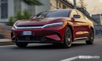 BYD Han anteriore 3/4 su strada