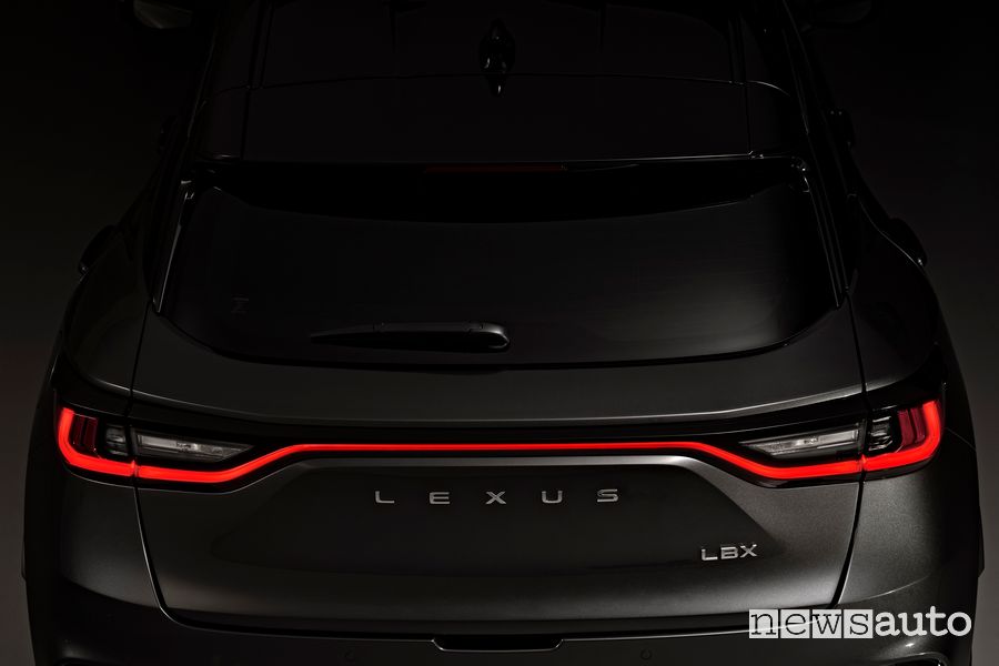 Nuova Lexus LBX Cool Sonic Grey Bitone firma luminosa posteriore