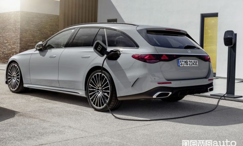 Mercedes Classe E station wagon plug-in in ricarica