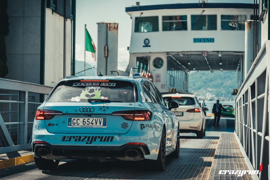 Audi RS4 sul traghetto del Lago Maggiore per la Cruzyrun 2023