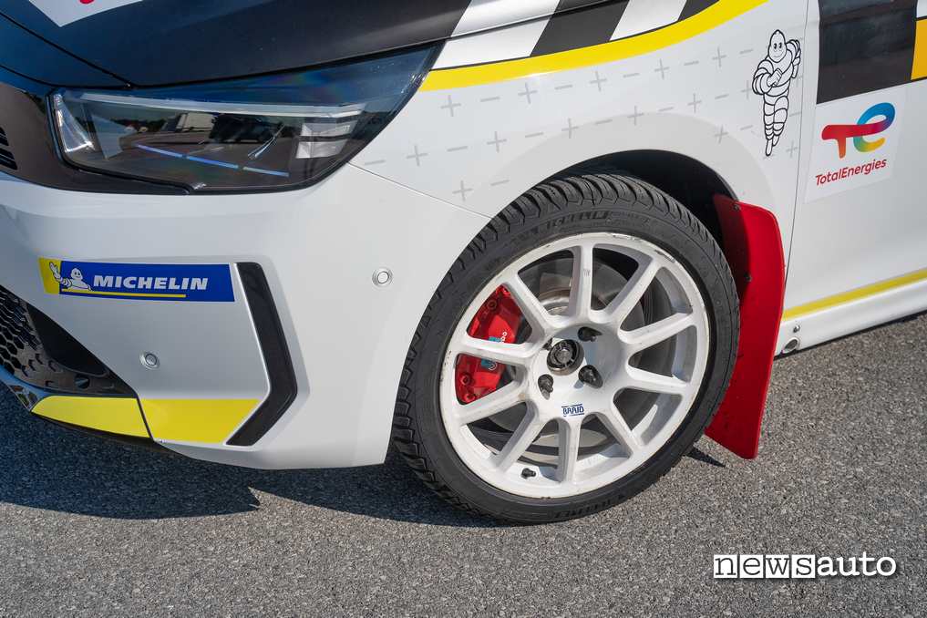 Opel Corsa-e Rally cerchi Braid e freni Brembo