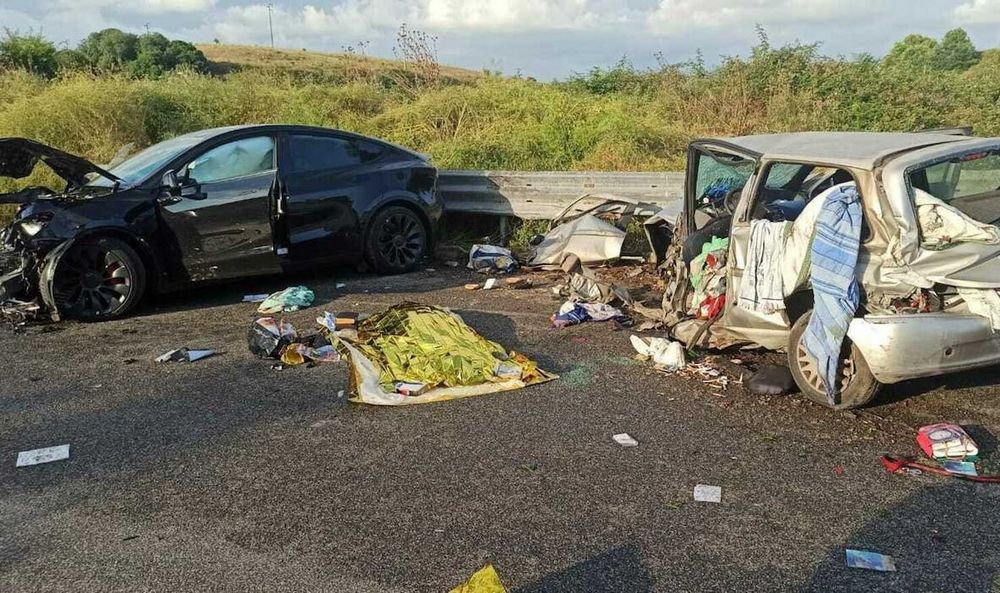 Incidente con la Tesla contromano a Roma