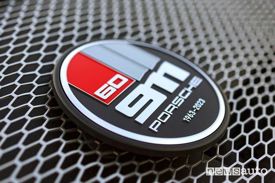 Porsche 911 S/T Heritage Design Package logo serie speciale