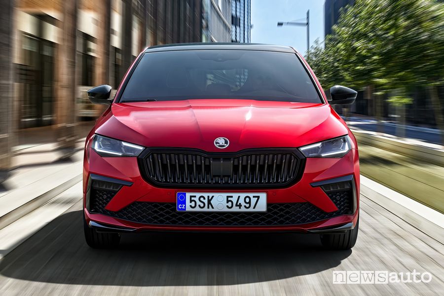 Nuova Skoda Scala Monte Carlo frontale su strada