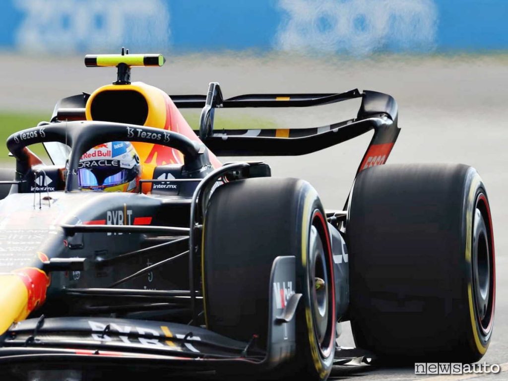 La RedBull di Max Verstappen con il DRS attivato ed il flap alzato