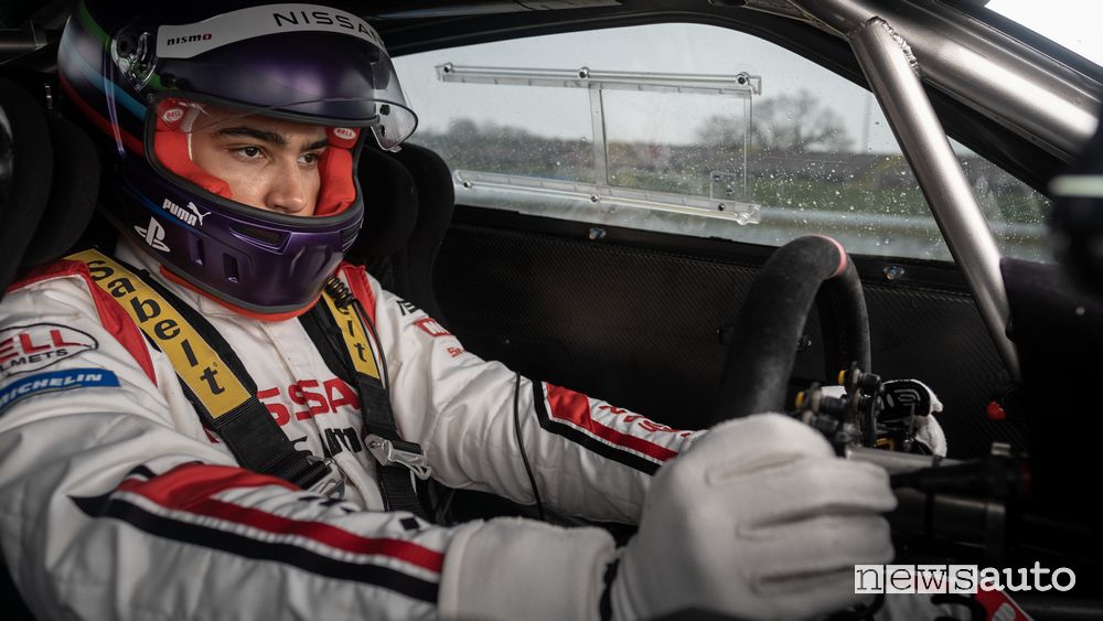 Archie Madekwe l'attore protagonista nel film Granturismo