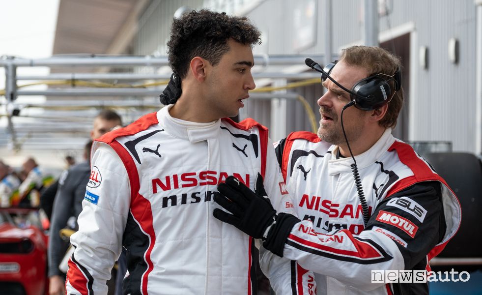 Archie Madekwe e David Harbour nel film Gran Turismo