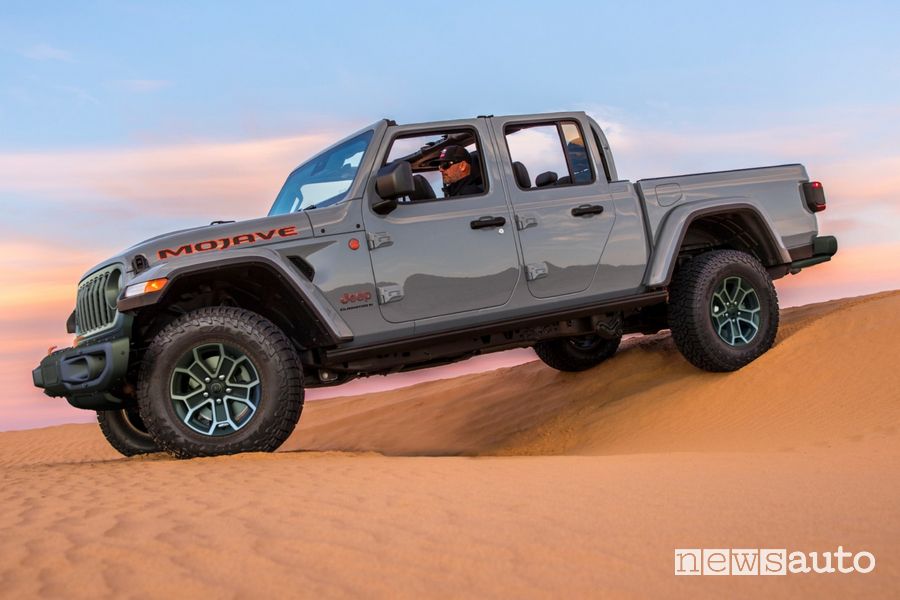 Jeep Gladiator Mojave X laterale nel deserto