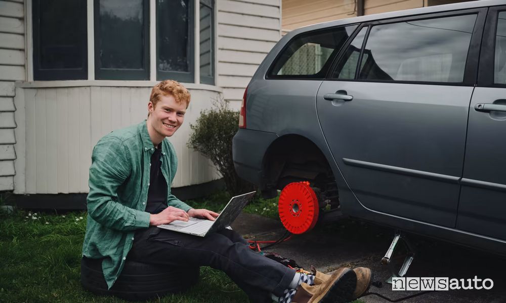 Alexander Burton al lavoro sul kit ibrido retrofit della REVR