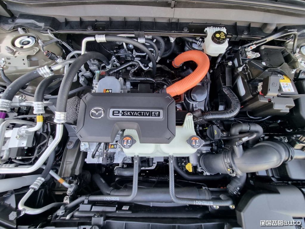 Il vano motore della Mazda MX-30 R-EV che ospita 2 motori, uno elettrico e l'altro a benzina Wankel con funzione di motogeneratore