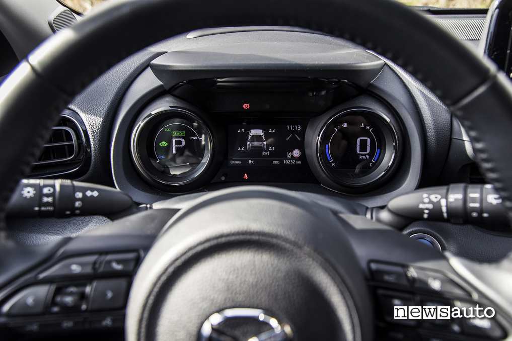Mazda2 Full Hybrid strumentazione