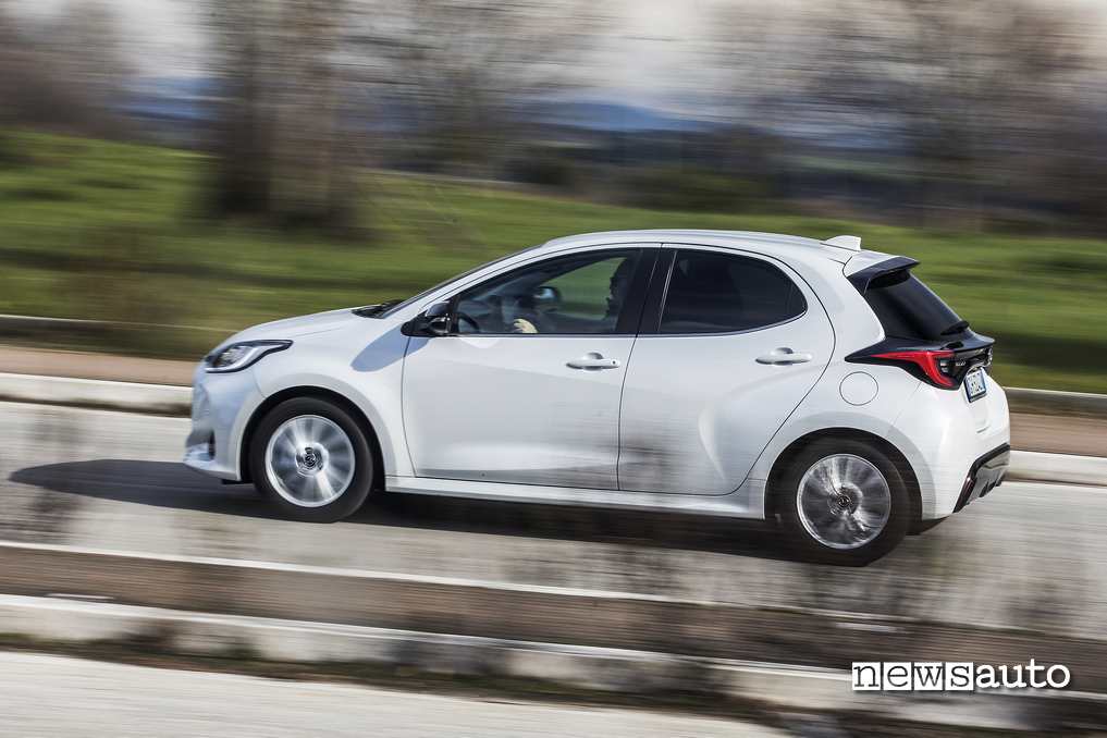 Mazda2 full hybrid fiancata