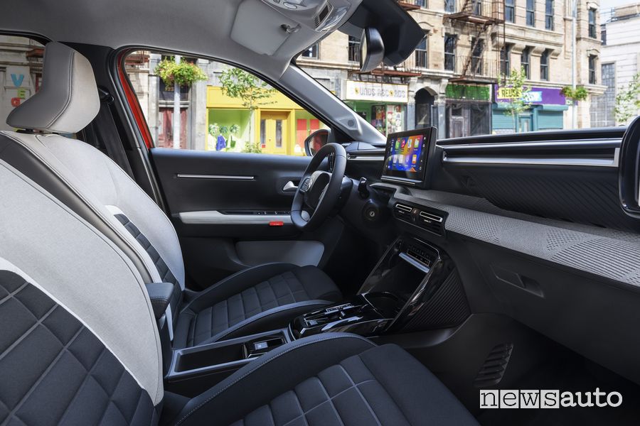 Citroen e-C3 elettrica sedili anteriori abitacolo
