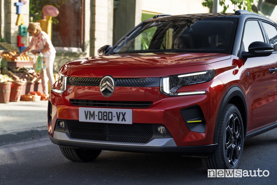 Citroen e-C3 elettrica frontale firma luminosa