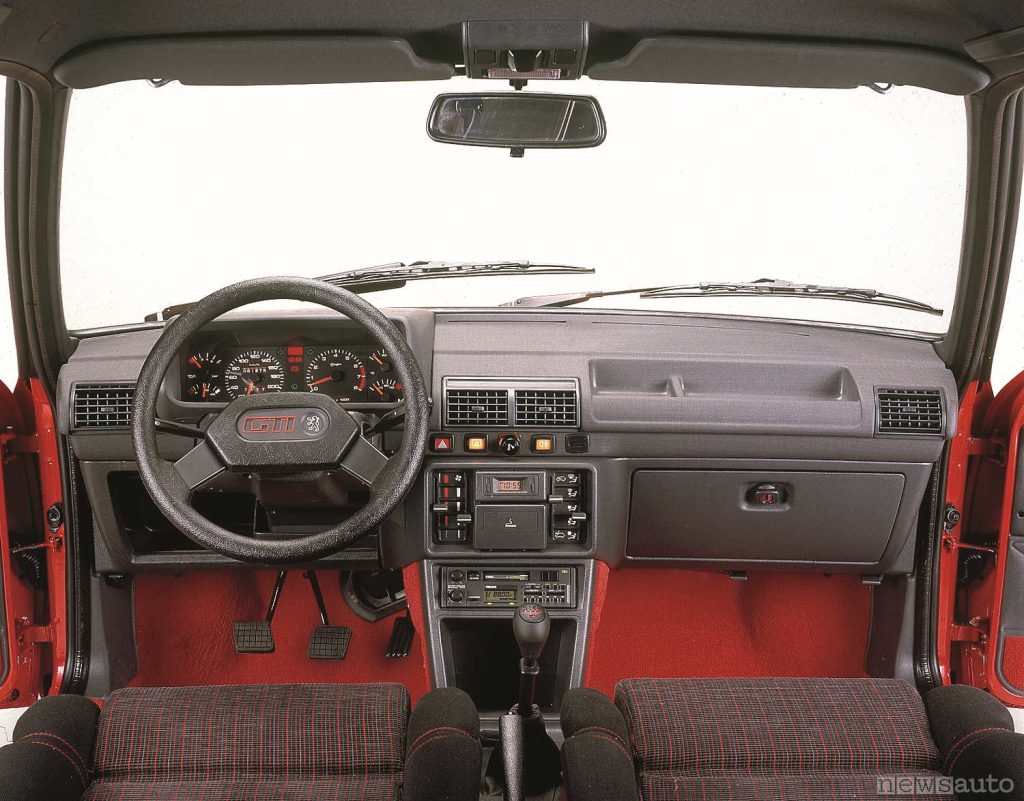 Interni Peugeot 205 GTI la plancia