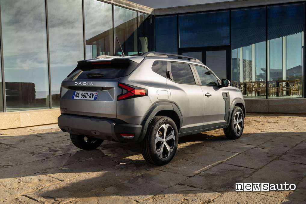 Dacia Duster 2024 vista posteriore allestimento Journey