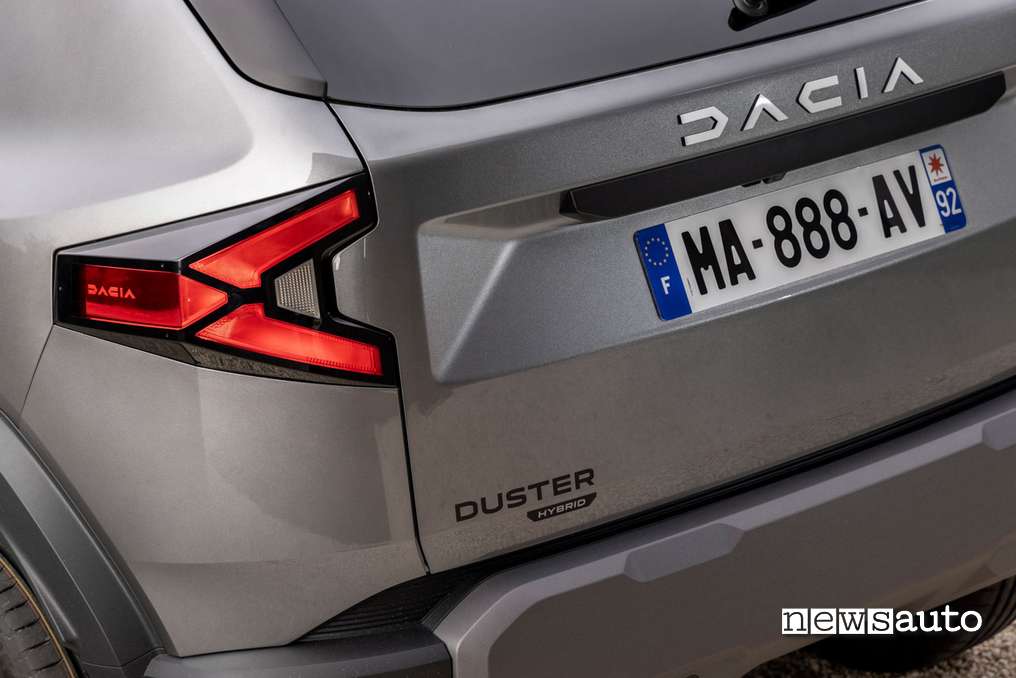 Dacia Duster 2024 fari posteriori