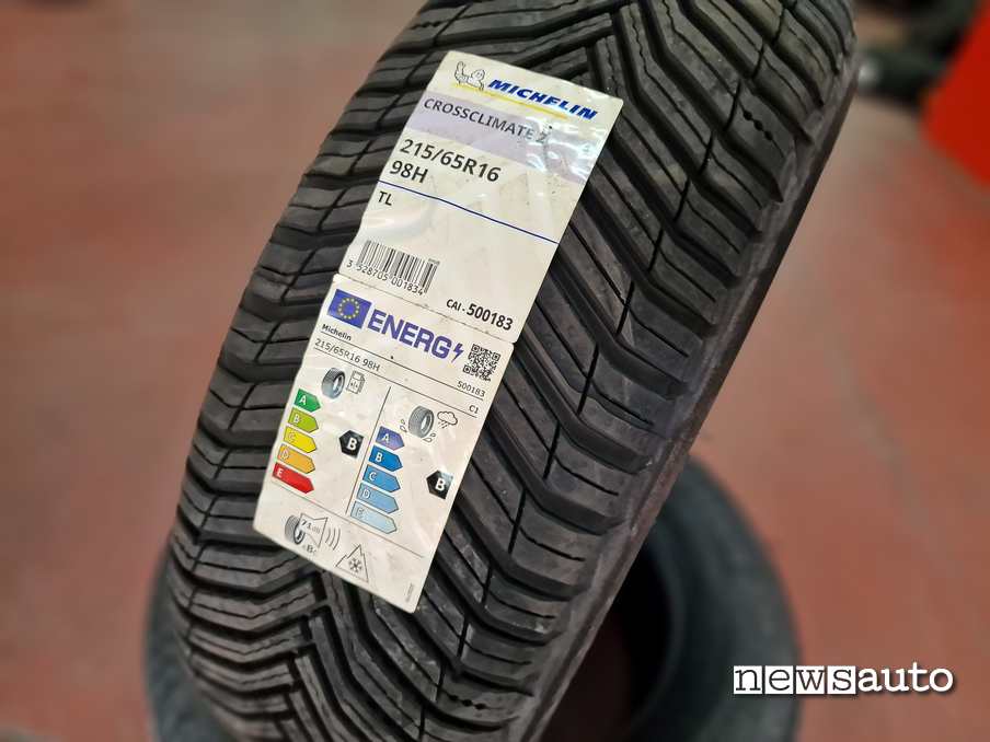 L'etichetta dei Michelin CrossClimate 2 ed i 3 fori circolari con la funzione di indicatori di usura