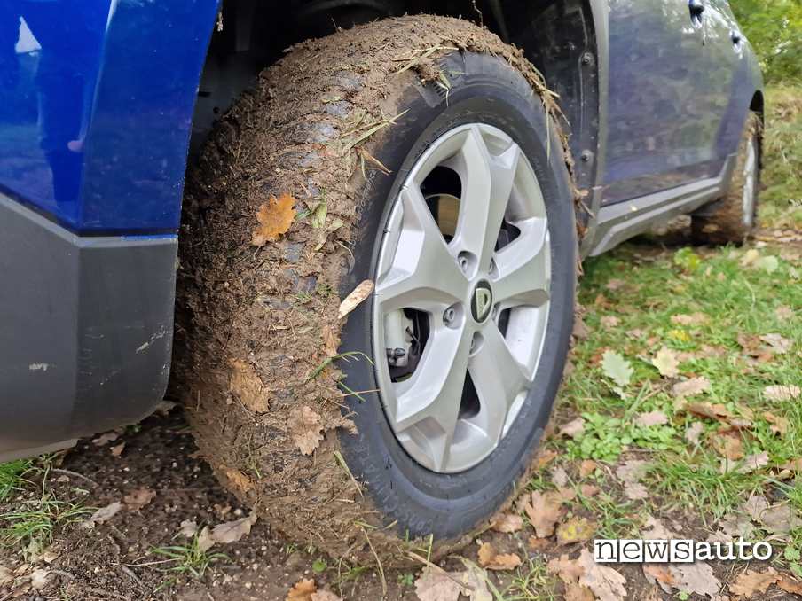 Michelin CrossClimate 2 su Dacia Duster con fango