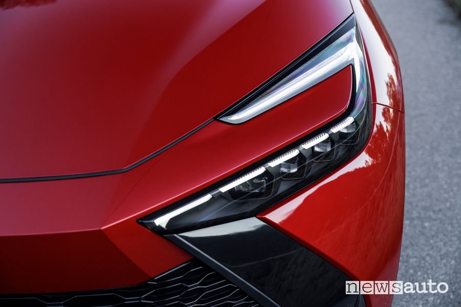 Nuova Toyota C-HR faro anteriore firma luminosa