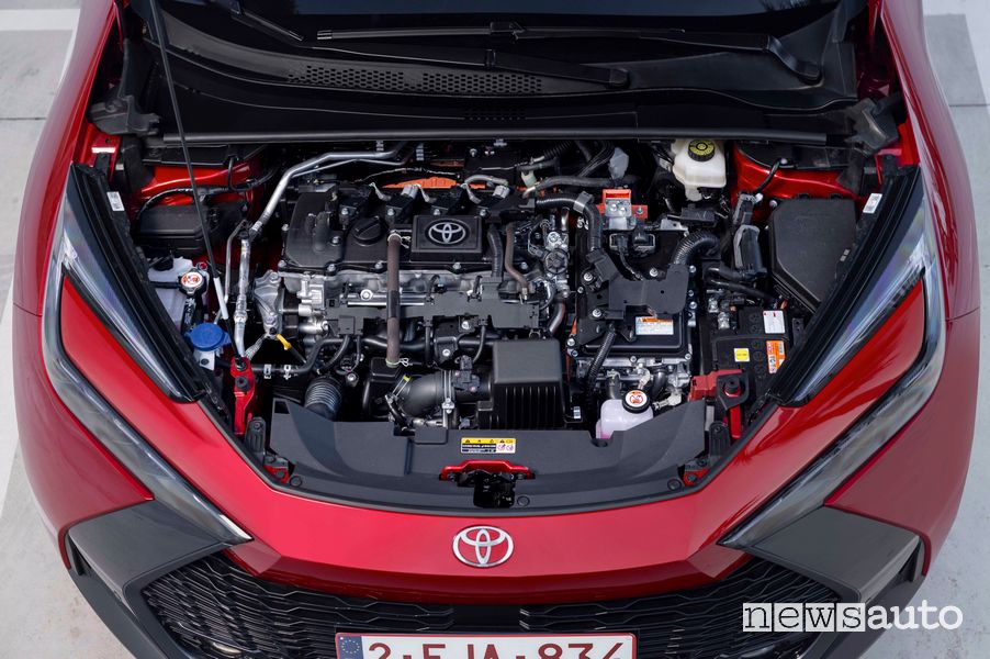 Nuova Toyota C-HR motore ibrido plug-in