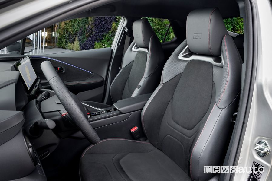 Nuova Toyota C-HR GR Sport sedili anteriori abitacolo