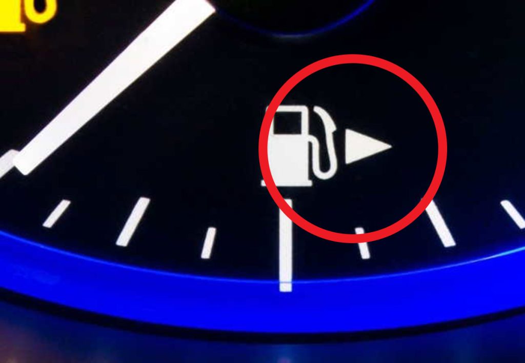 Freccia che indica dove si trova il tappo del carburante, in questo caso sul lato destro. 