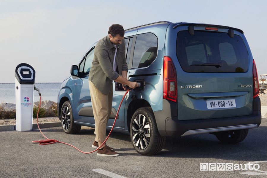Nuovo Citroen e-Berlingo XTR in ricarica
