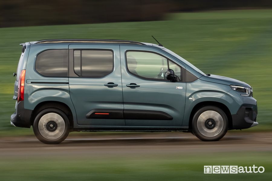 Nuovo Citroen e-Berlingo XTR laterale su strada