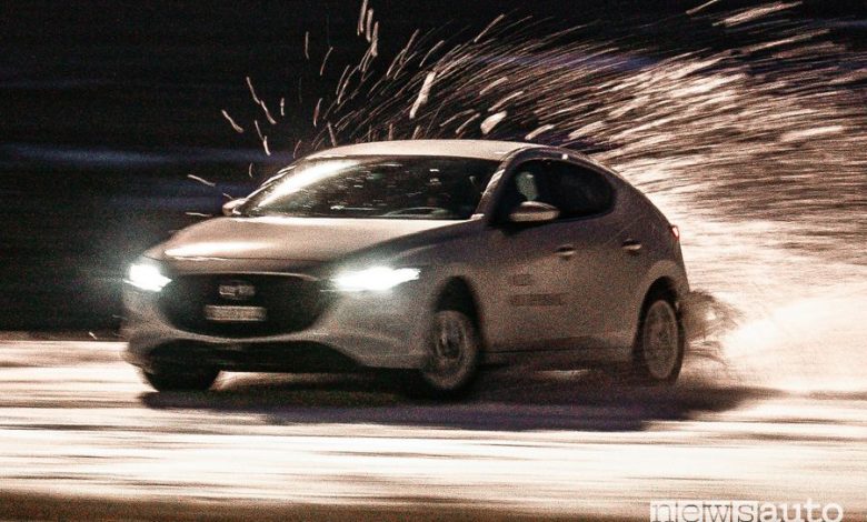 Mazda 3 sulla neve nell'AWD Experience in Abruzzo