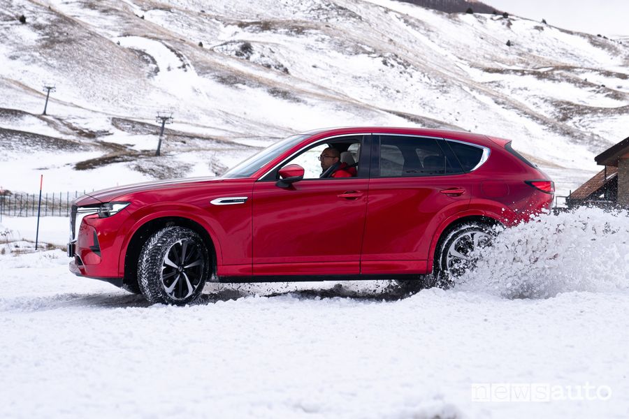 Mazda CX-60 AWD sulla neve con gomme termiche è inarrestabile