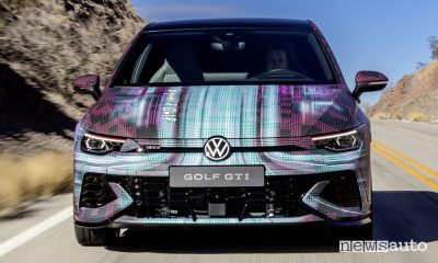 Nuova Volkswagen Golf GTI su strada in versione camuffata