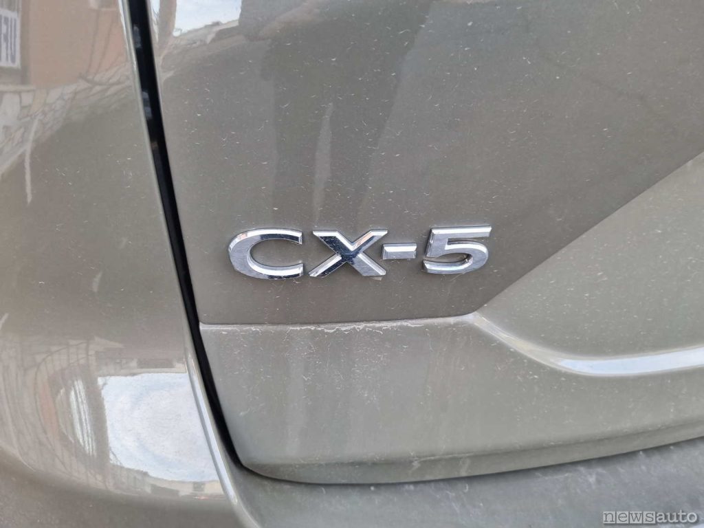 La scritta CX-5 sul portellone posteriore della Mazda