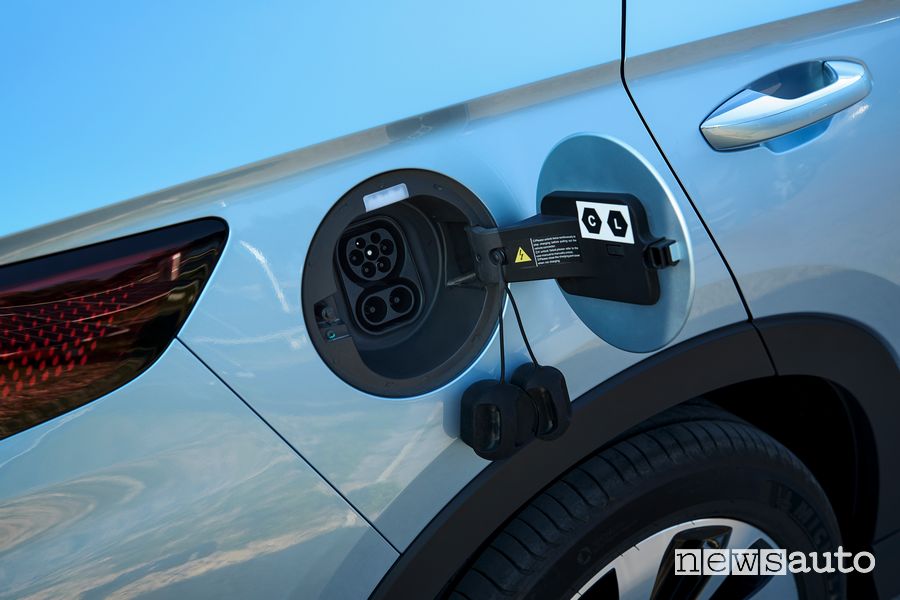 BYD Seal U vano per la ricarica in AC e DC