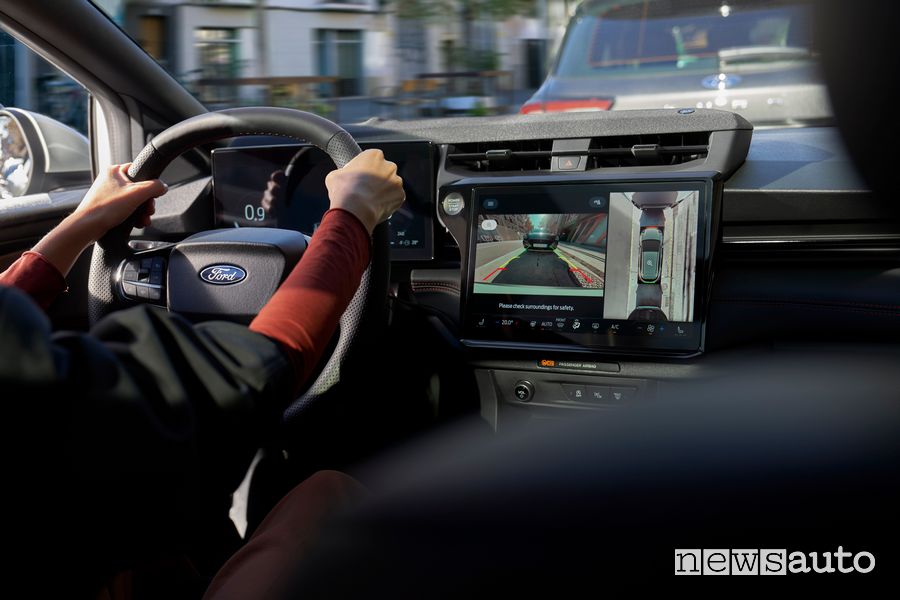 Nuova Ford Puma immagini telecamera display centrale 12"