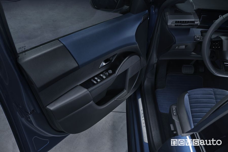 Nuova Lancia Ypsilon Cassina portiera lato guidatore