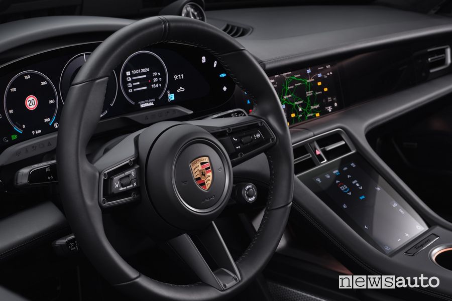 Nuova Porsche Taycan 4S Sport Turismo volante abitacolo