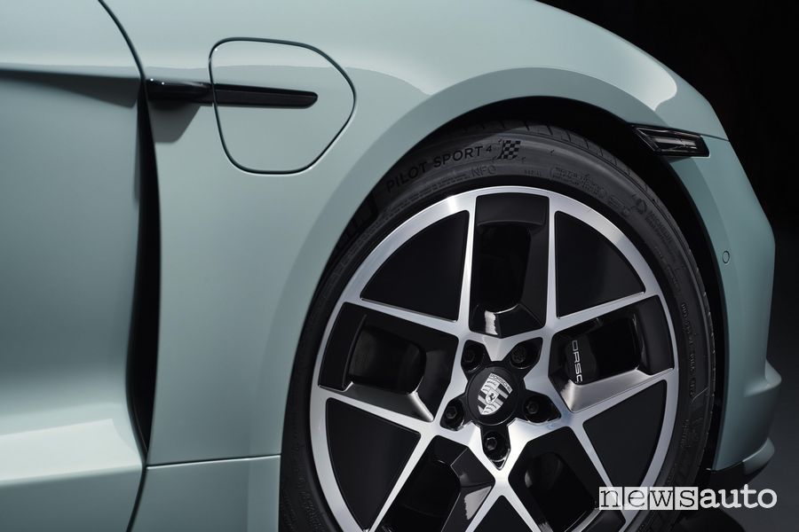 Nuova Porsche Taycan 2024 cerchi in lega da 21"