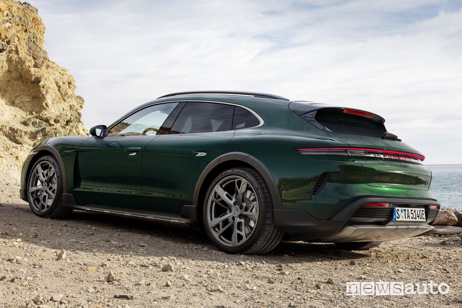 Nuova Porsche Taycan Cross Turismo posteriore 3/4