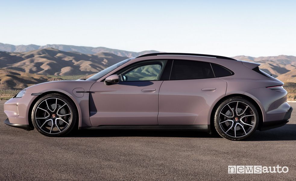 Nuova Porsche Taycan 4S Sport Turismo laterale