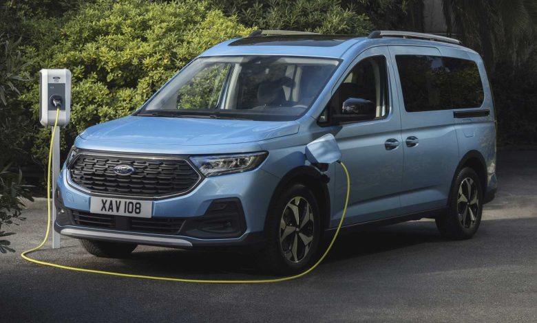 Ford Tourneo Connect PHEV in ricarica