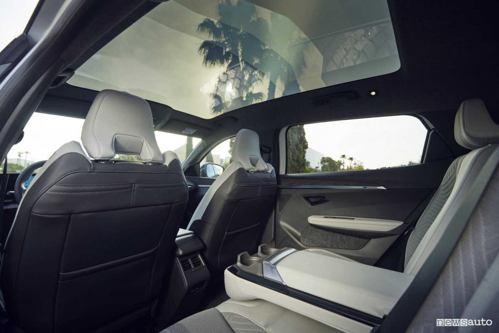Renault Scenic E-Tech electric Iconic bianca tetto panoramico