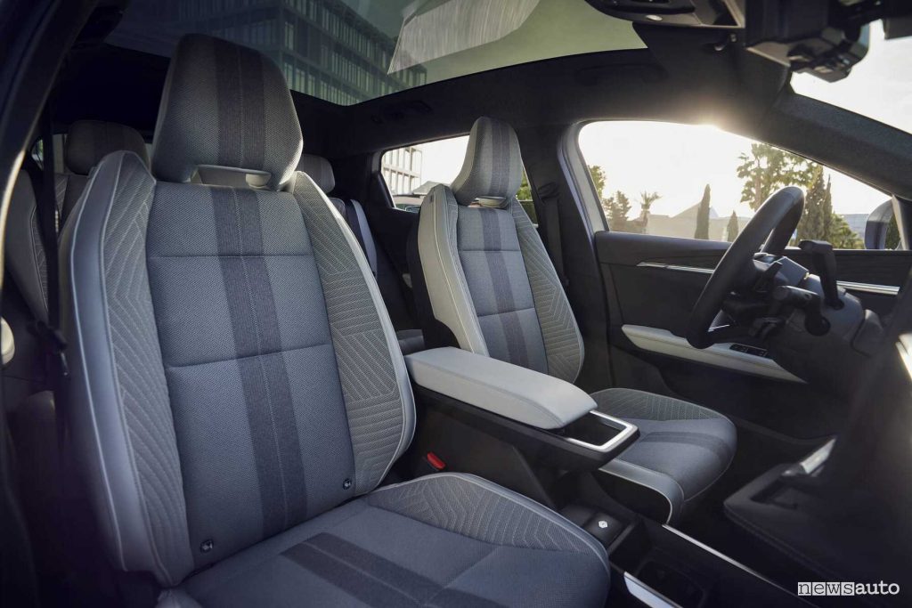 Renault Scenic E-Tech electric Iconic bianca sedili anteriori