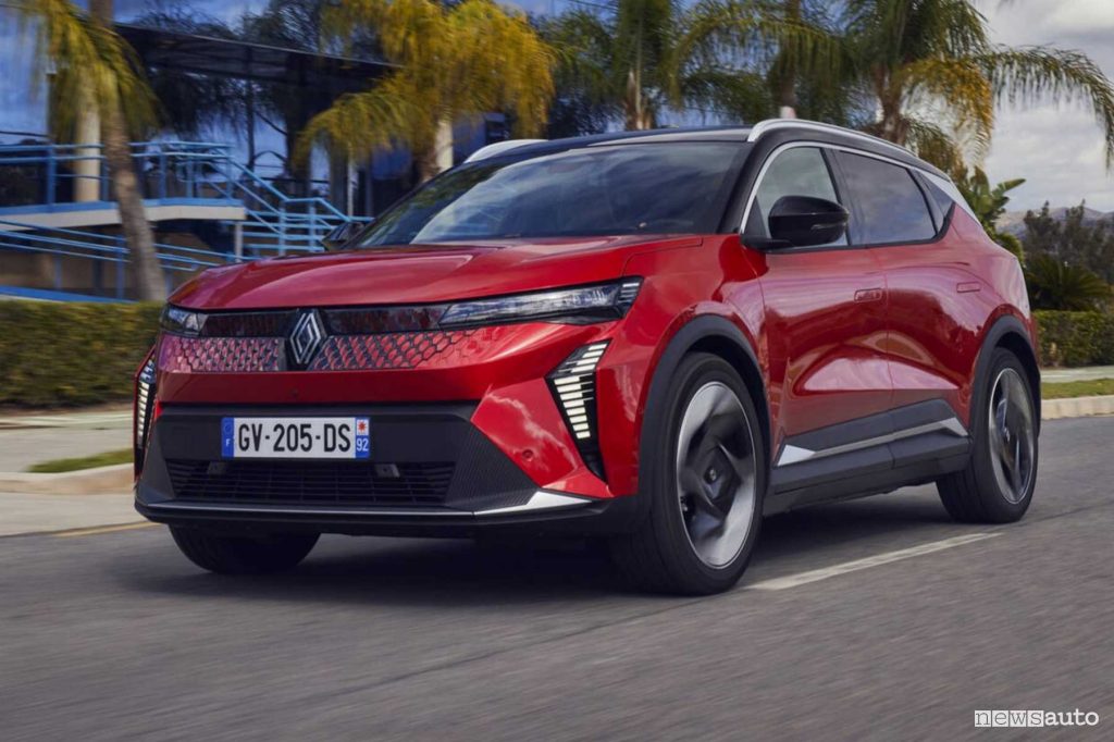 Renault Scenic E-Tech electric Iconic rossa su strada